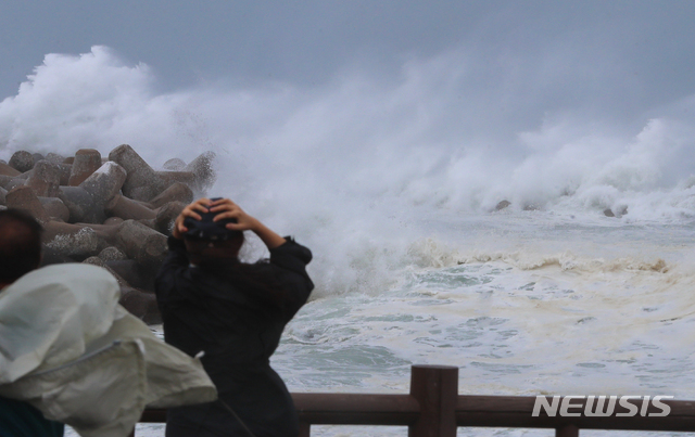 [서귀포=뉴시스]우장호 기자 = 제주 서귀포시 법환포구에 인근 해상에 큰 파도가 몰아치고 있는 모습 (뉴시스DB) woo1223@newsis.com