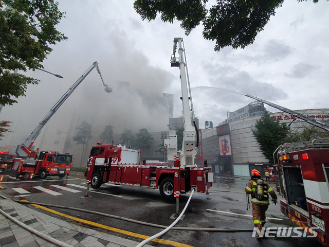 【서울=뉴시스】 김근현 수습기자 = 소방대원들이 22일 오전 서울 중구 제일평화시장 3층 건물에서 발생한 원인미상의 화재 진화를 하고 있다. 이날 새벽에 발생한 불은 이날 오전 1시30분 진화된듯 했지만 오전 6시쯤 잔불 정리과정에서 재발화해 시장 건물 3개동 중 2개동으로 확산했다. 2019.09.22.&nbsp; khkim@newsis.com