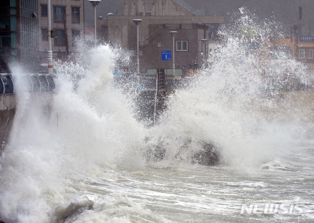【울산=뉴시스】배병수 기자 = 제17호 태풍 '타파(TAPAH)'가 빠르게 북상 중인 22일 오전 울산시 울주군 나사리 인근 해상에 큰 파도가 몰아치고 있다. 2019.09.22. bbs@newsis.com