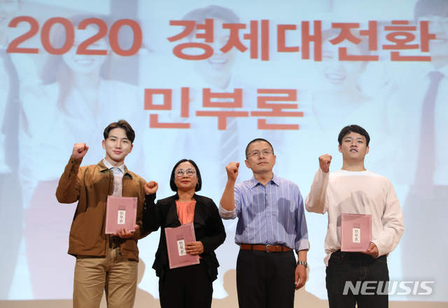 【서울=뉴시스】고승민 기자 = 자유한국당 황교안 대표가 22일 서울 여의도 국회에서 열린 '민부론' 발간 국민보고대회에서 프리젠테이션 발표를 마친 뒤 국민대표 3인에게 민부론 책자 헌정식을 하고 있다. 2019.09.22.kkssmm99@newsis.com