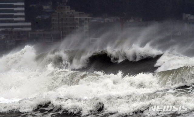 【부산=뉴시스】 하경민 기자 = 제17호 태풍 '타파'(TAPAH)가 북상 중인 22일 부산지역에 태풍경보가 발령된 가운데 해운대구 해운대해수욕장에 파도가 몰아치고 있다. 2019.09.22. yulnetphoto@newsis.com