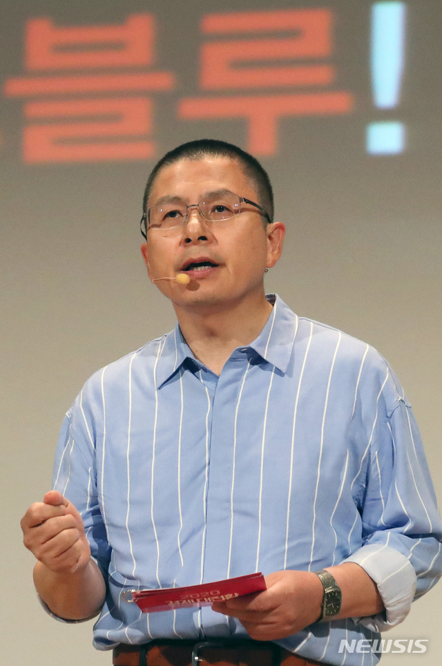 【서울=뉴시스】고승민 기자 = 자유한국당 황교안 대표가 22일 서울 여의도 국회에서 열린 '2020 경제대전환 : 민부론' 발간 국민보고대회에서 프리젠테이션 발표를 하고 있다. 2019.09.22.photo@newsis.com