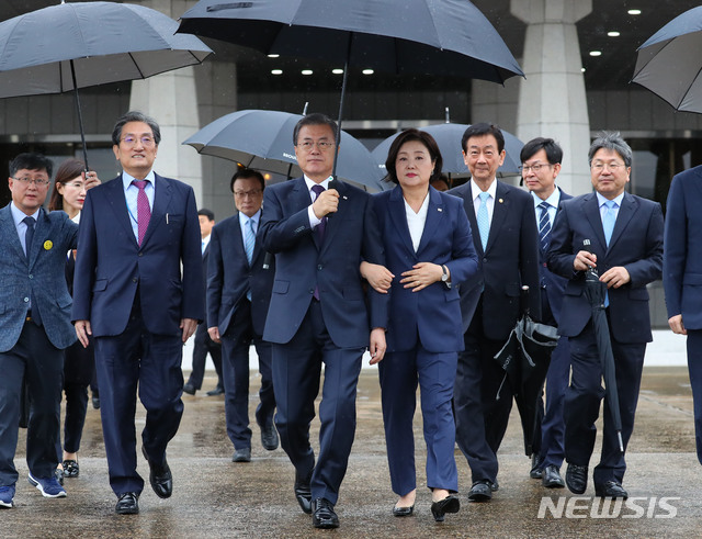 【성남=뉴시스】전신 기자 = 유엔총회 참석과 한·미 정상회담 등을 위해 미국 뉴욕을 3박5일 일정으로 방문하는 문재인 대통령과 부인 김정숙 여사가 22일 경기도 성남 서울공항에서 공군1호기로 이동하고 있다. 2019.09.22. photo1006@newsis.com