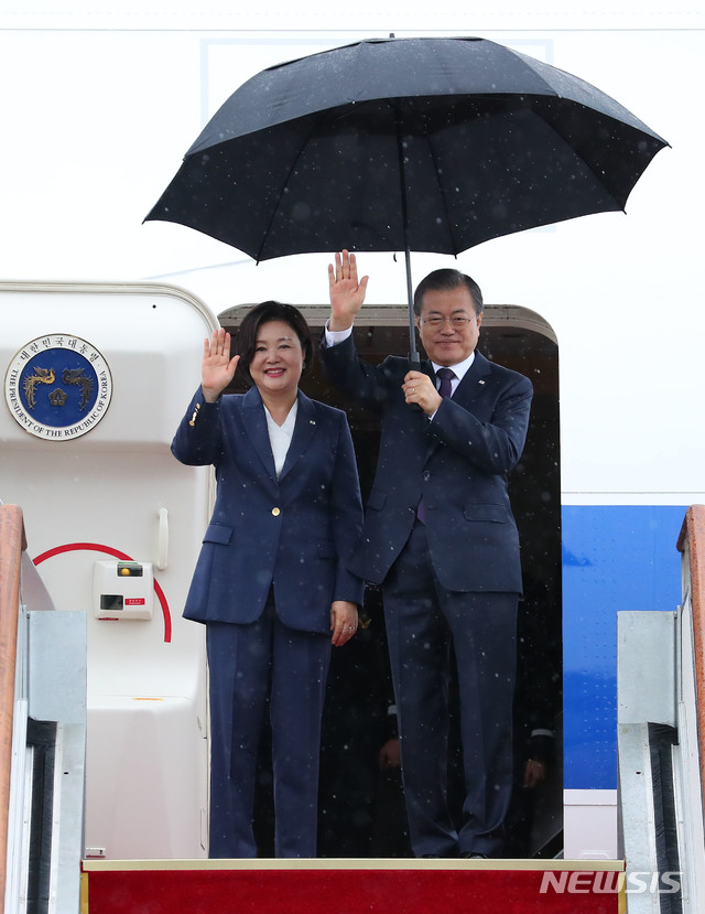 【성남=뉴시스】전신 기자 = 유엔총회 참석과 한·미 정상회담 등을 위해 미국 뉴욕을 3박5일 일정으로 방문하는 문재인 대통령과 부인 김정숙 여사가 22일 경기도 성남 서울공항에서 공군1호기 탑승 전 손 흔들어 인사하고 있다. 2019.09.22. photo1006@newsis.com