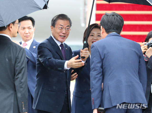 【성남=뉴시스】전신 기자 = 유엔총회 참석과 한·미 정상회담 등을 위해 미국 뉴욕을 3박5일 일정으로 방문하는 문재인 대통령이 22일 경기도 성남 서울공항에서 전용기에 오르기 전 환송인사들과 인사하고 있다. 2019.09.22.&nbsp;&nbsp; photo1006@newsis.com