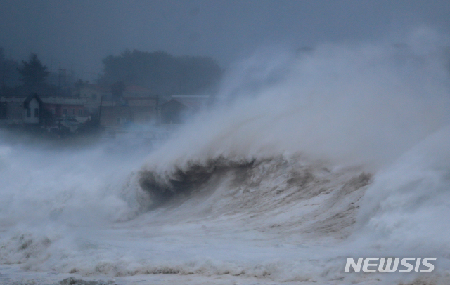 【서귀포=뉴시스】우장호 기자 = 제17호 태풍 '타파(TAPAH)'가 빠르게 북상 중인 22일 오전 제주 서귀포시 표선읍 토산2리 인근 해상에 큰 파도가 몰아치고 있다. 기상청에 따르면 태풍 타파는 이날 오후 3시께 제주도에 가장 근접할 것으로 예보됐다. 2019.09.22. woo1223@newsis.com