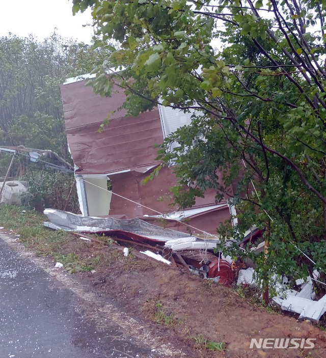 【함평=뉴시스】변재훈 기자 = 태풍 '타파'가 접근하고 있는 22일 오전10시2분께 전남 함평군 함평읍 장년리에서 조립식 창고 건물이 강풍에 도로로 쓰러져 소방당국이 안전조치에 나섰다. 2019.09.22. (사진=함평소방 제공) photo@newsis.com