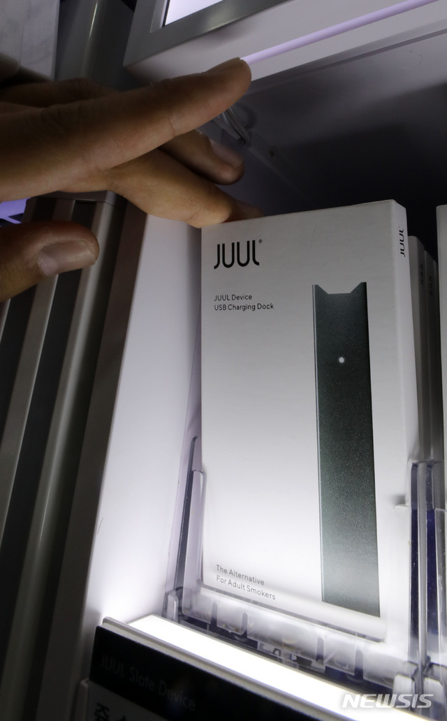 【서울=뉴시스】박주성 기자 = 지난 9월 오후 서울 시내의 한 편의점에서 판매하는 액상형 전자담배. park7691@newsis.com(뉴시스 DB)