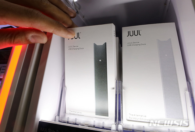 【서울=뉴시스】박주성 기자 = 22일 오후 서울 시내의 한 편의점에서 판매하는 액상형 전자담배의 모습. 2019.09.22. park7691@newsis.com