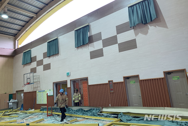 【곡성=뉴시스】변재훈 기자 = 22일 오후 2시50분께 전남 곡성군 한 초등학교 종합체육관에서 천장과 외벽 일부에 설치된 채광용 통유리가 파손돼 배드민턴 동호인 A(54)씨 등 4명이 경상을 입고 병원으로 옮겨져 치료를 받고 있다. 2019.09.22. (사진=전남소방본부 제공) photo@newsis.com