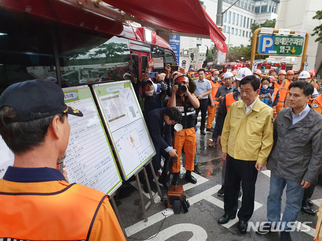 【서울=뉴시스】 김근현 수습기자 = 진영 행정안전부장관이 22일 오후 원인미상의 화재가 발생한 서울 중구 제일평화시장을 찾아 현황보고를 받고 있다. 진영 장관 오른쪽은 지상욱 바른미래당 의원. 2019.09.22. khkim@newsis.com