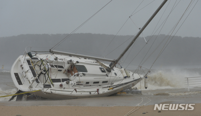 【울산=뉴시스】배병수 기자 = 제17호 태풍 '타파'가 북상하고 있는 22일 오후 울산시 동구 일산해수욕장에 거센 파도에 요트가 좌초되어 있다. 2019.09.22.&nbsp; bbs@newsis.com 