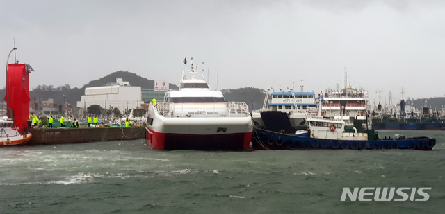 【여수=뉴시스】변재훈 기자 = 태풍 '타파'가 접근하고 있는 22일 오후 3시께 전남 여수시 국동항 앞 방파제에 368t급 여객선에 묶인 선수 줄이 풀려 해경이 경비정 등을 투입해 안전조치를 벌였다. 2019.09.22. (사진=여수해경 제공) photo@newsis.com