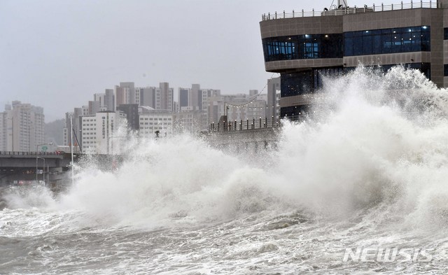 【부산=뉴시스】 하경민 기자 = 제17호 태풍 '타파'(TAPAH)의 영향으로 '태풍경보'가 발령된 22일 오후 수영구 남천동매립지 방파제가 거센 파도가 몰아치고 있다. 2019.09.22.&nbsp; yulnetphoto@newsis.com