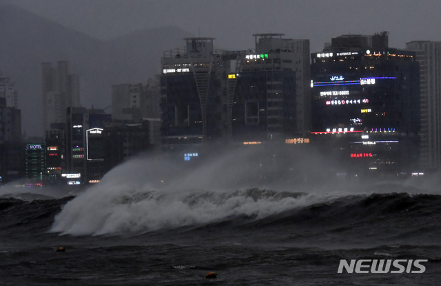 【부산=뉴시스】 하경민 기자 = 제17호 태풍 '타파'(TAPAH)의 영향으로 '태풍경보'가 발령된 22일 오후 수영구 광안리해수욕장 앞 바다에 거센 파도가 몰아치고 있다. 2019.09.22. yulnetphoto@newsis.com