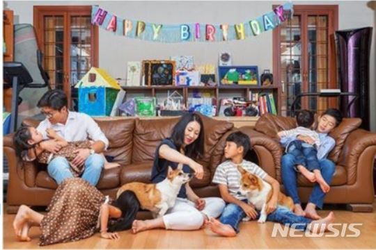 【서울=뉴시스】윤정미<선균네 가족과 코코와 건달이, 서울 삼성동>201489.5×134.5cm디지털 C-프린트 서울시립미술관 소장