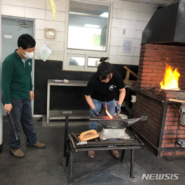 【전주=뉴시스】 한국 최초 여성 장제사에 합격한 손혜령 씨의 작업 모습.