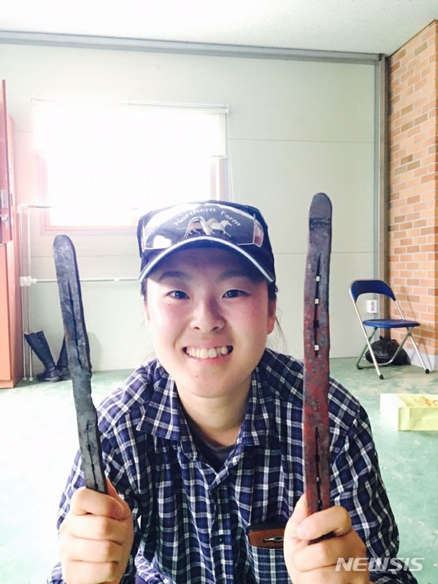 【전주=뉴시스】김민수 기자= 한국 최초 여성 장제사에 합격한 손혜령 씨. (사진=한국경마축산고 제공) photo@newsis.com