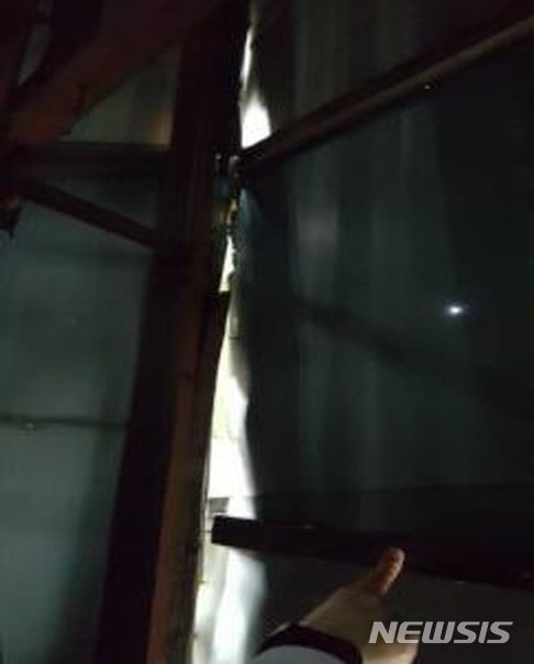 【서울=뉴시스】 교회 첨탑 동판 탈락. 2019.09.23. (사진=서울시 제공)