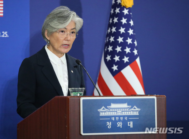 【뉴욕=뉴시스】전신 기자 = 강경화 외교부 장관이 22일(현지시간) 뉴욕 쉐라톤 뉴욕 타임스 스퀘어 호텔에서 문재인 대통령 유엔 총회 참석 의의에 대해 브리핑하고 있다. 2019.09.23. photo1006@newsis.com