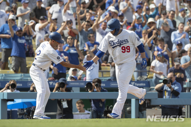 【로스앤젤레스(미국)=AP/뉴시스】LA 다저스 류현진(오른쪽)이 23일(한국시간) 미국 캘리포니아주 로스앤젤레스 다저스타디움에서 열린 2019 메이저리그 콜로라도 로키스와 경기에서 5회말 솔로 홈런을 친 뒤 디노 이블 3루 코치에 축하를 받고 있다.