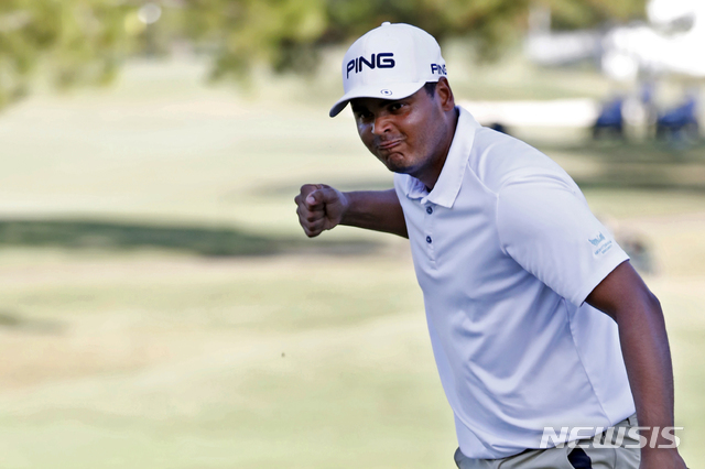 【잭슨=AP/뉴시스】세바스티안 무뇨스(콜롬비아)가 22일(현지시간) 미 미시시피주 잭슨의 컨트리클럽 오브 잭슨에서 열린 미국프로골프(PGA) 투어 샌더슨 팜스 챔피언십 최종라운드 18번 홀에서 버디를 잡고 환호하고 있다. 무뇨스는 이 버디로 임성재와 연장전에 돌입해 승리를 거두며 통산 47번째 출전 만에 첫 우승을 차지했다. 2019.09.23.