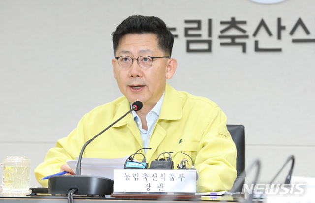 【세종=뉴시스】강종민 기자 = 김현수 농림축산식품부 장관이 23일 오전 정부세종청사 아프리카돼지열병(ASF) 중앙사고수습본부 상황실에서 열린 ASF 방역상황 점검 및 태풍 피해복구 대책회의를 주재하고 있다. 2019.09.23. ppkjm@newsis.com