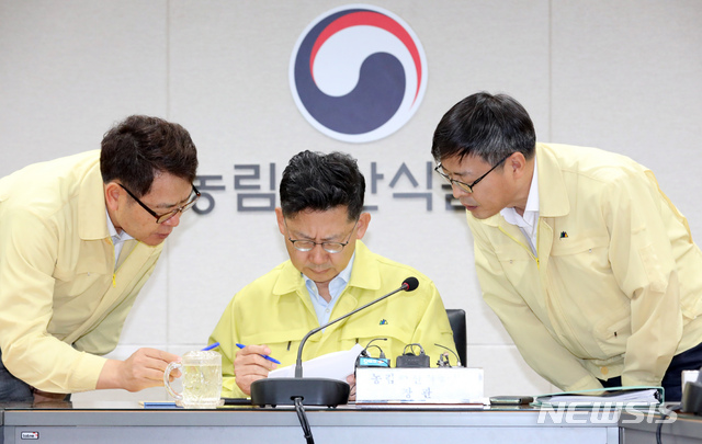 【세종=뉴시스】강종민 기자 = 김현수 농림축산식품부 장관이 23일 오전 정부세종청사 아프리카돼지열병(ASF) 중앙사고수습본부 상황실에서 열린 ASF 방역상황 점검 및 태풍 피해복구 대책회의에서 앞서 방역현황을 꼼꼼히 살펴보고 있다. 2019.09.23. ppkjm@newsis.com