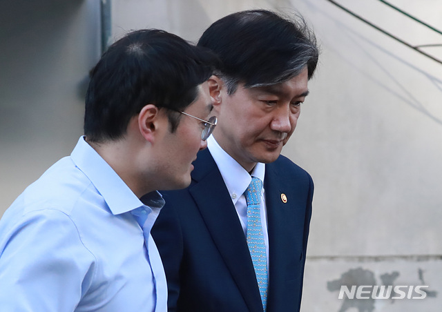 【서울=뉴시스】이영환 기자 = 조국 법무부 장관이 23일 오전 서울 서초구 방배동 자택을 나서고 있다. 2019.09.23.&nbsp; 20hwan@newsis.com