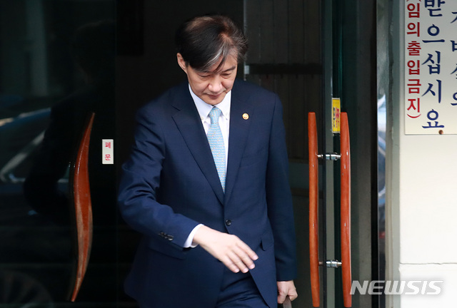 【서울=뉴시스】이영환 기자 = 조국 법무부 장관이 23일 오전 서울 서초구 방배동 자택을 나서고 있다. 2019.09.23. 20hwan@newsis.com