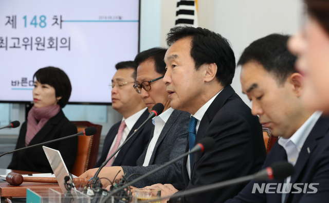 【서울=뉴시스】김명원 기자 = 23일 오전 서울 여의도 국회 본청 바른미래당 회의실에서 열린 제148차 최고위원회의에서 손학규 대표가 조국 정국 등 현안 관련 모두발언을 하고 있다. 2019.09.23. kmx1105@newsis.com