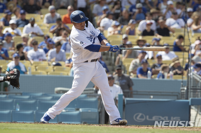 【로스앤젤레스=AP/뉴시스】LA 다저스 류현진(오른쪽)이 22일(현지시간)&nbsp; 미 캘리포니아주 LA의 다저스타디움에서 열린 2019 메이저리그 콜로라도 로키스와의 경기 5회 말 타석에서 1점 홈런을 치고 있다. 류현진은 7이닝 6피안타 (2피홈런) 8K 3실점 했으나 팀이 7-4로 승리하며&nbsp; 13승째를 기록했고 타자로서는 2013년 MLB 데뷔 후 6년 만에 첫 홈런을 기록했다. 2019.09.23.