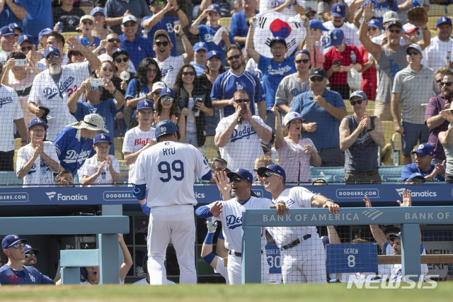 【로스앤젤레스=AP/뉴시스】LA 다저스 류현진(오른쪽)이 22일(현지시간) 미 캘리포니아주 LA의 다저스타디움에서 열린 2019 메이저리그 콜로라도 로키스와의 경기 5회 말 타석에서 1점 홈런을 치고 더그아웃으로 들어가며 축하받고 있다. 류현진은 7이닝 6피안타 (2피홈런) 8K 3실점 했으나 팀이 7-4로 승리하며 13승째를 기록했고 타자로서는 2013년 MLB 데뷔 후 6년 만에 첫 홈런을 기록했다. 2019.09.23.