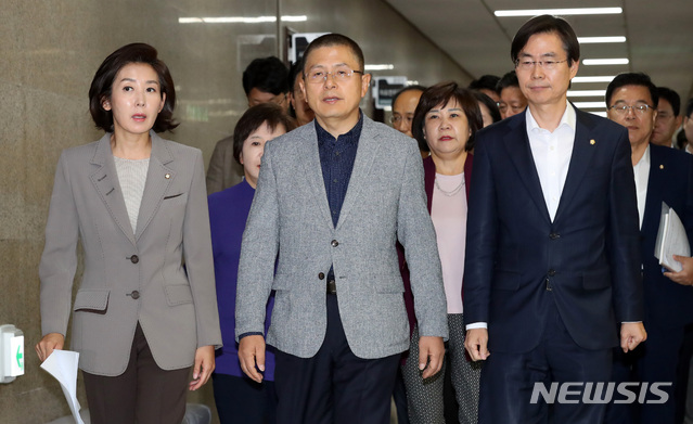 【서울=뉴시스】 박영태 기자 = 23일 오전 서울 여의도 국회 자유한국당 회의실에서 열린 최고위원회의에 황교안 대표와 나경원 원내대표 등 지도부가 참석하고 있다. 2019.09.23. since1999@newsis.com