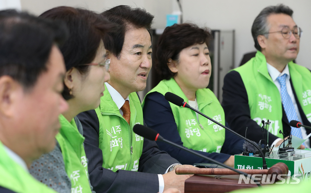 【서울=뉴시스】김명원 기자 = 23일 오전 서울 여의도 국회 본청 민주평화당 회의실에서 열린 제140차 최고위원회의에서 정동영 대표가 모두발언을 하고 있다. 이날 정동영 대표는 자유한국당의 민부론에 대해 "불균형성장의 결과로 빚어진 불평등과 양극화의 폐해를 바로 잡기 위해서 민변론으로 가야한다"며 강조했다. 2019.09.23. kmx1105@newsis.com