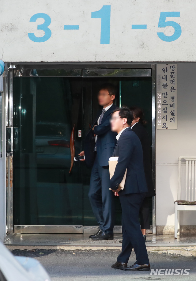 【서울=뉴시스】이영환 기자 = 검찰 수사관들이 23일 오전 서울 서초구 방배동 조국 법무부 장관 자택 압수수색을 하기 위해 아파트 현관으로 들어서고 있다. 2019.09.23. 20hwan@newsis.com