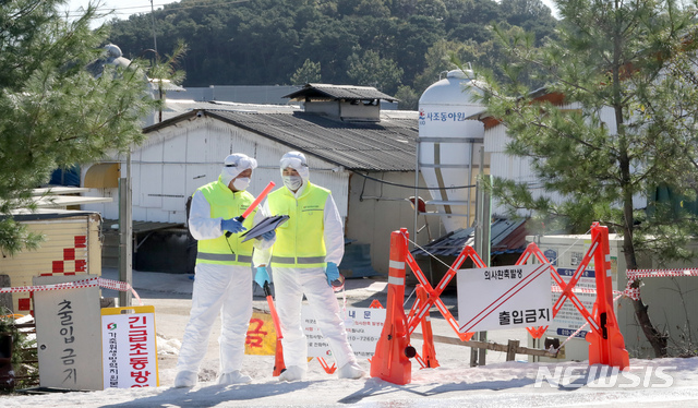 【김포=뉴시스】 전진환 기자 = 23일 오전 아프리카 돼지열병(ASF) 의심 신고가 접수된 경기도 김포시 한 돼지농장 입구에서 방역관계자들이 출입을 통제하고 있다. 2019.09.23. amin2@newsis.com