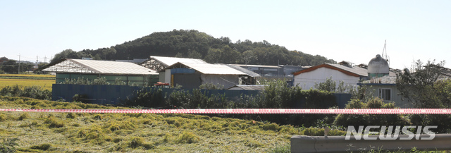 【김포=뉴시스】 전진환 기자 = 23일 오전 아프리카 돼지열병(ASF) 의심 신고가 접수된 경기도 김포시 한 돼지농장 주변에 출입통제선이 설치돼 있다. 2019.09.23.&nbsp; amin2@newsis.com