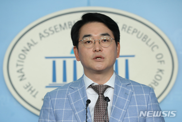 【서울=뉴시스】고승민 기자 = 더불어민주당 박용진 의원이 23일 서울 여의도 국회에서 유치원 3법 본회의 회부 관련 기자회견을 하고 있다. 2019.09.23.kkssmm99@newsis.com