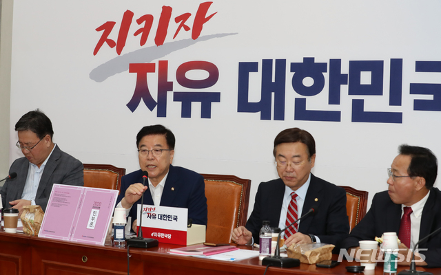 【서울=뉴시스】김명원 기자 = 23일 오전 서울 여의도 국회 자유한국당 회의실에서 열린 자유한국당 경제비전, 민부론 언론인 간담회에서 경제대전환위원회 위원장인 김광림 최고위원이 민부론에 대해 이야기를 하고 있다. 이날 간담회는 김종석,김상훈,정태옥,송언석 등 분과위원장과 함께 민부론과 상세 내용과 관련 설명이 있었다.2019.09.23. kmx1105@newsis.com