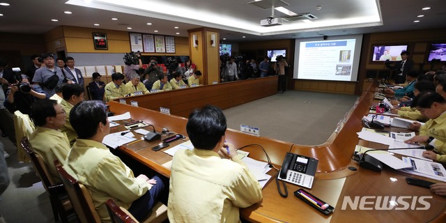 【양평=뉴시스】 고범준 기자 = 이해찬 더불어민주당 대표와 이인영 원내대표 등 지도부들이 23일 오후 경기도 양평군청 아프리카돼지열병(ASF) 방역대책 상황실을 찾아 방역 상황을 점검하고 있다. 2019.09.23. bjko@newsis.com