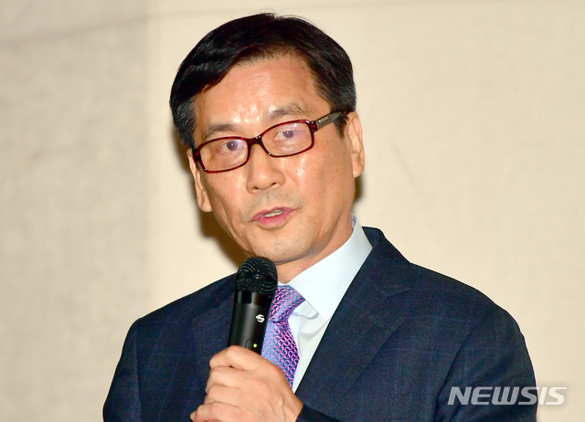 【광주=뉴시스】류형근 기자 = 23일 오후 광주 동구 조선대학교 서석홀 4층 대호전기홀에서 '조선대 17대 총장 입후보자 합동연설회 및 정책 토론회'가 열린 가운데 기호1번 윤창륙 치의학전문대학원 치의학과 교수가 정견발표를 하고 있다. 2019.09.23.&nbsp;&nbsp;&nbsp; hgryu77@newsis.com