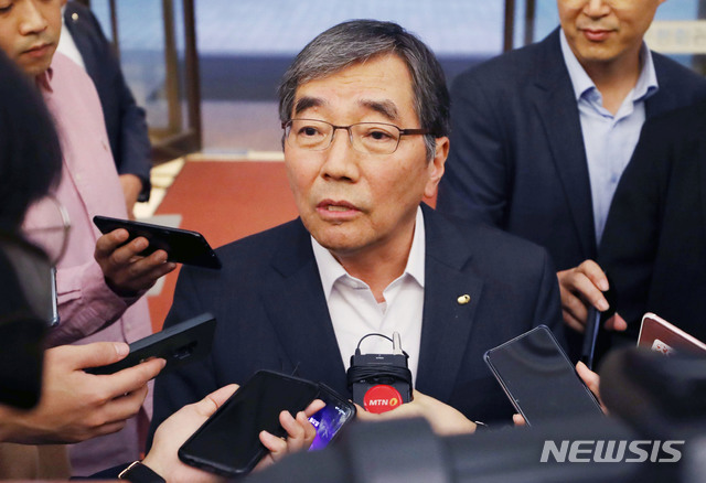 【서울=뉴시스】 김진아 기자 = 윤석헌 금융감독원장이 23일 오후 서울 중구 은행연합회에서 열린 은행장 간담회에 참석하던 중 취재진의 질문에 답하고 있다. 2019.09.23.&nbsp; bluesoda@newsis.com 