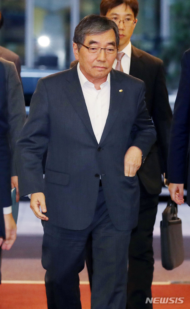 【서울=뉴시스】 김진아 기자 = 윤석헌 금융감독원장이 23일 오후 서울 중구 은행연합회에서 열린 은행장 간담회에 참석하고 있다. 2019.09.23. bluesoda@newsis.com