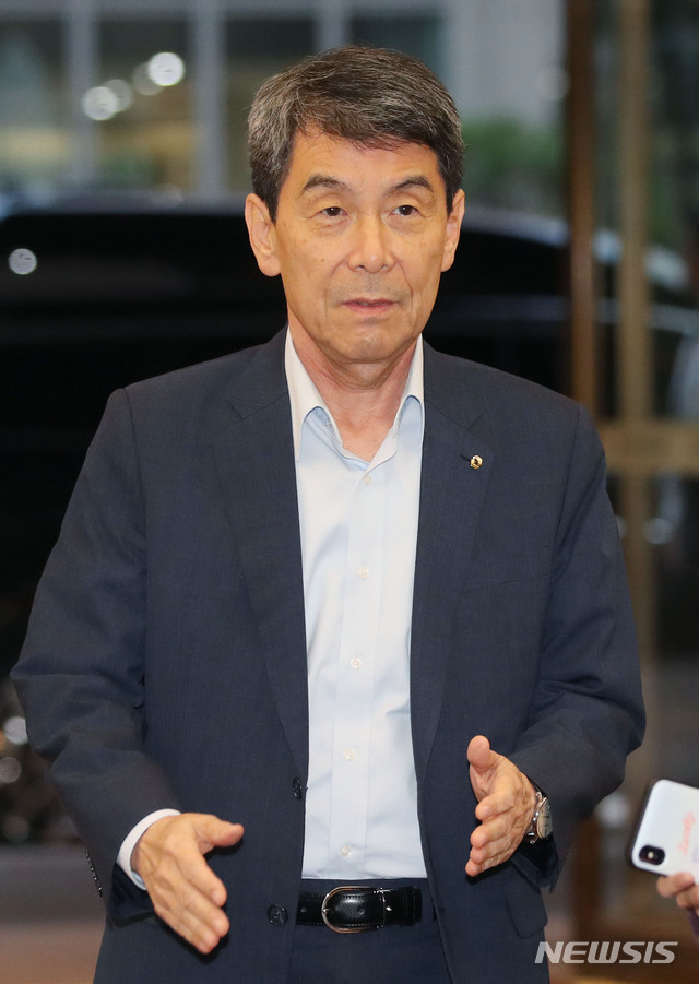 【서울=뉴시스】 김진아 기자 =&nbsp; 이동걸 KDB산업은행 회장이 23일 오후 서울 중구 은행연합회에서 열린 은행장 간담회에 참석하고 있다. 2019.09.23. bluesoda@newsis.com