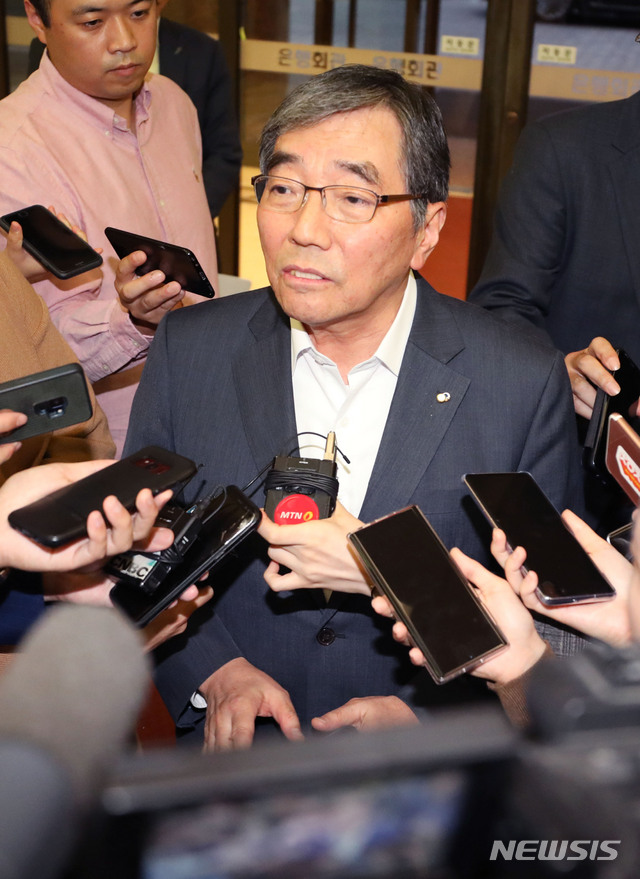 【서울=뉴시스】 김진아 기자 = 윤석헌 금융감독원장이 23일 오후 서울 중구 은행연합회에서 열린 은행장 간담회에 참석하던 중 취재진의 질문에 답하고 있다. 2019.09.23.&nbsp; bluesoda@newsis.com