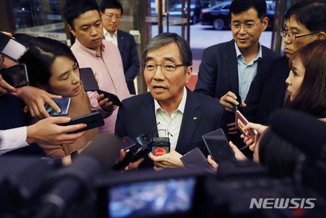 【서울=뉴시스】 김진아 기자 = 윤석헌 금융감독원장이 23일 오후 서울 중구 은행연합회에서 열린 은행장 간담회에 참석하던 중 취재진의 질문에 답하고 있다. 2019.09.23. bluesoda@newsis.com