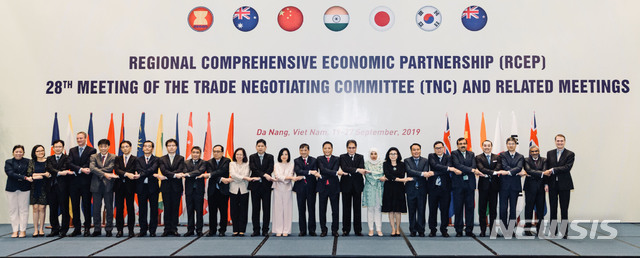 【서울=뉴시스】 김진아 기자 = 여한구 산업통상자원부 통상교섭실장이 23일(현지시간) 베트남 다낭 아리야나 컨벤션센터에서 열린 ‘제28차 역내포괄적경제동반자협정(RCEP) 공식협상’ 전체회의에 참석, 기념촬영을 하고 있다. 2019.09.23. (사진=산업통상자원부 제공)&nbsp; photo@newsis.com