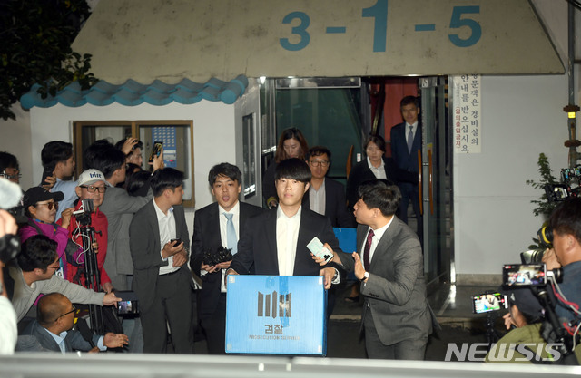 【서울=뉴시스】최진석 기자 = 검찰 수사관들이 23일 오후 서울 서초구 방배동 조국 법무부 장관 자택 압수수색을 마친 뒤 압수물품이 담긴 상자를 들고 차량으로 이동하고 있다. 2019.09.23.&nbsp; photo@newsis.com