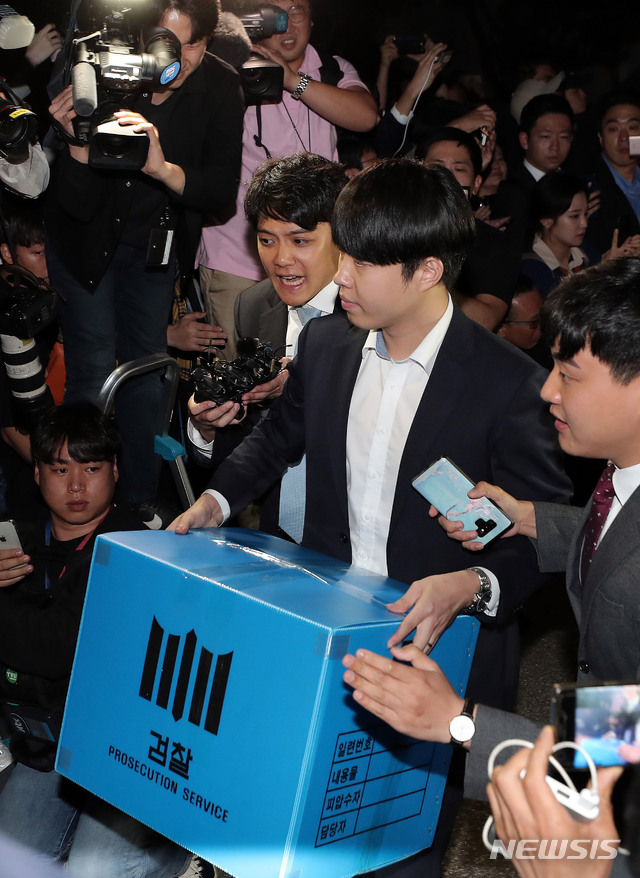 【서울=뉴시스】최진석 기자 = 검찰 수사관들이 23일 오후 서울 서초구 방배동 조국 법무부 장관 자택 압수수색을 마친 뒤 압수물품이 담긴 상자를 들고 차량으로 이동하고 있다. 2019.09.23.&nbsp; photo@newsis.com